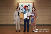 정장선 평택시장이 3일 평택시청에서 당선증을 받은 뒤 업무에 복귀
