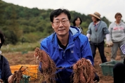 정명근 화성시장, 지역 사회단체와 사랑의 고구마 수확