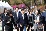 김동연 지사, 경기도청 봄꽃축제 찾아 도민·소상공인과 소통