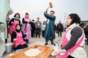 수원특례시청, 제36회 대보름 민속놀이 한마당 성료…이재준 수원시장 전통놀이에’참여