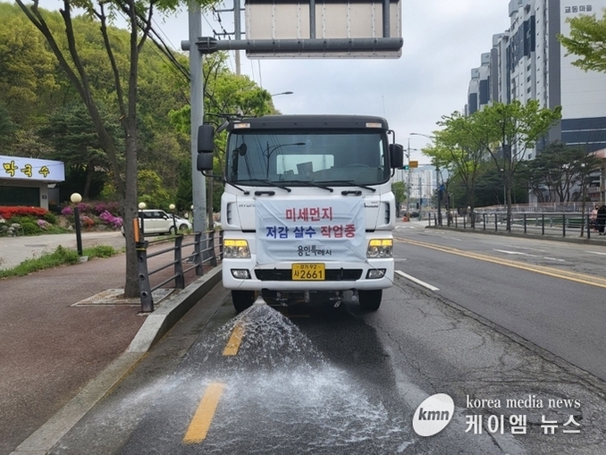 용인특례시, 도로 미세먼지 제거 위해 살수차 10대 투입... 이달 말까지 살수 작업 !!
