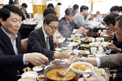 김동연 경기도지사, SNS 속 ‘저희 어무니 생선가게’ 주인공 식당 찾아 !!