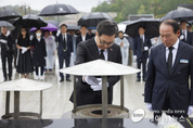 김동연, 5·18 기념일 앞두고 광주광역시 찾아 민주묘지 참배 !!