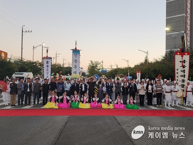 전통과 현대가 공존하는 문화도시 안성 2025 안성맞춤 남사당 바우덕이 축제 길놀이 행사와 전야제 행사 환상적인 볼거리 제공!!