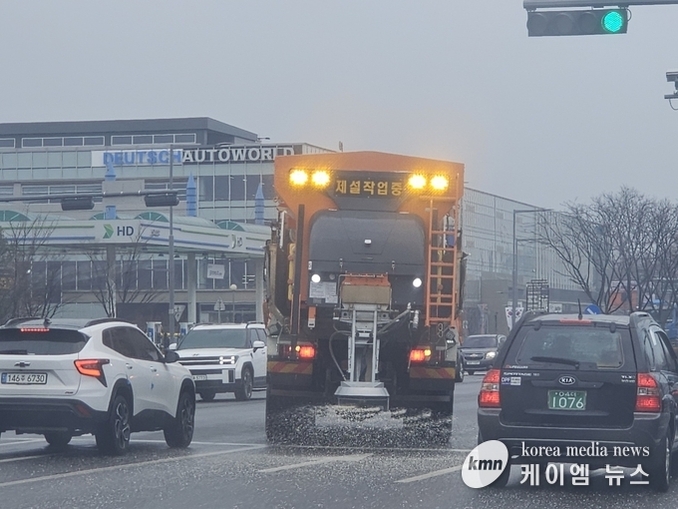 수원특례시, 블랙아이스 대비 선제적 제설제 살포 !!