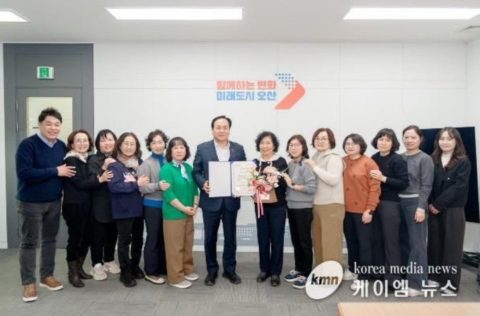 오산시, 국무총리 표창 수상 '이스트 봉사단' 상장 전달 및 격려
