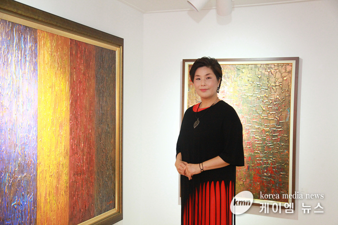 다양한 채색의 변화가 작가의 심리를 말해주듯 변화무쌍하다