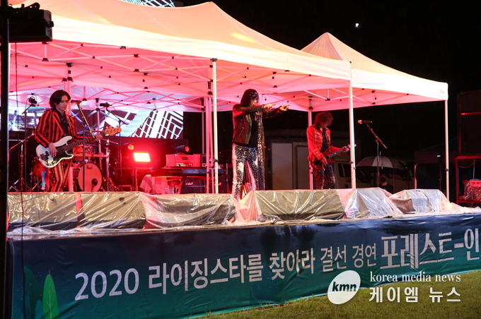 온라인 스트리밍인 만큼 국내외 2천 여 명의 팬과 관객이 함께해 올해의 라이징스타의 탄생에 뜨거운 호응을 보냈다