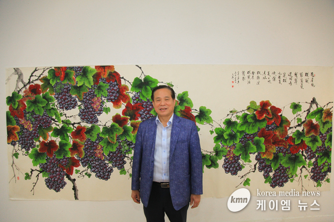 '포도'는 풍성한 포도알과 넝쿨을 화면 가득 넣어 자손번창과 발전을 기원하는 의미를 담아 감상자들에게 긍정적인 기운을 전달하고 잠시나마 여유와 행복을 느낄 수 있도록 했다.