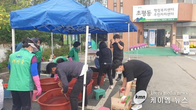 초평동행정복지센터는 매년 고추장 나눔 행사를 해왔으며, 지역발전과 나눔 실천을 위해 다양한 봉사활동을 선구적으로 해오고 있다.<br>
