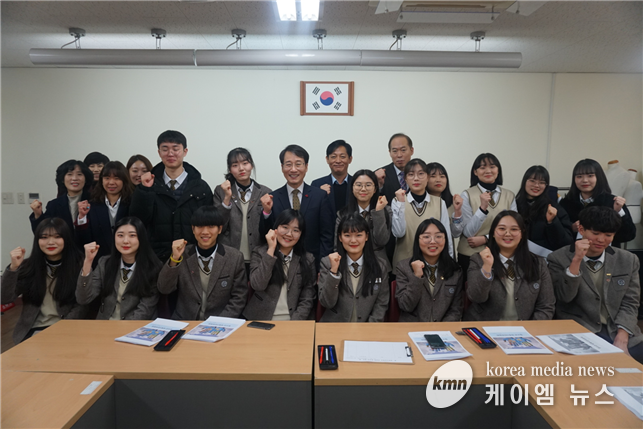 동탄고등학교 학생들과 함께 이원욱 위원장(국회 과학기술정보방송통신위원회, 경기 화성을)이 사진을 찍고 있다.