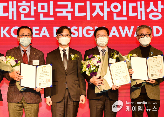 염태영 시장(오른쪽 2번째)을 비롯한 수상자들이 기념촬영을 하고 있다.