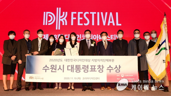 염태영 시장(오른쪽 6번째)을 비롯한 수원시 관계자들이 기념촬영 하고 있다.