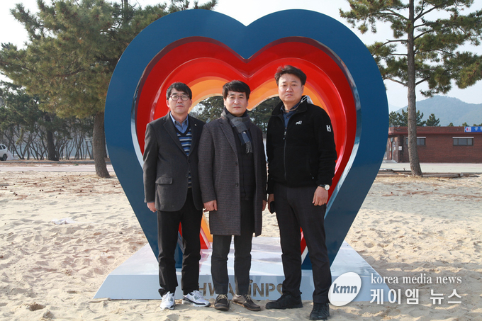 좌측부터 고성군 현내면장 송권태, 김인철 작가, 고성군의회 김일용 의원