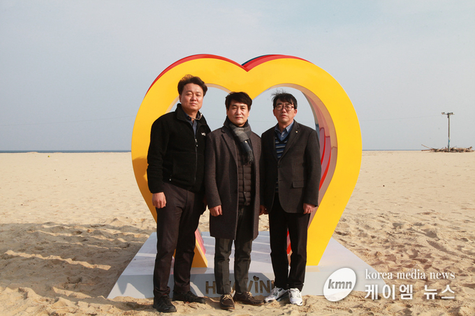 좌측부터 고성군의회 김일용 의원, 김인철 작가, 고성군 현내면장 송권태