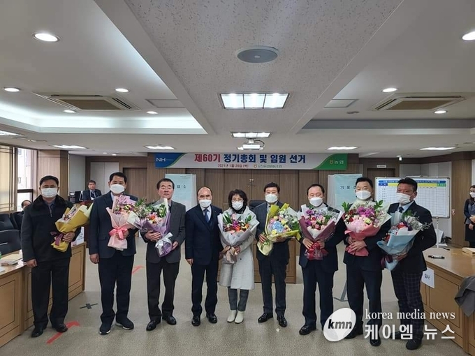 오산농협 이기택 조합장과 신임 이사 (유태찬, 김대중, 김인기, 김용권, 최철민, 이낙윤, 신윤기, 여성이사 이천우) 기념사진 모습