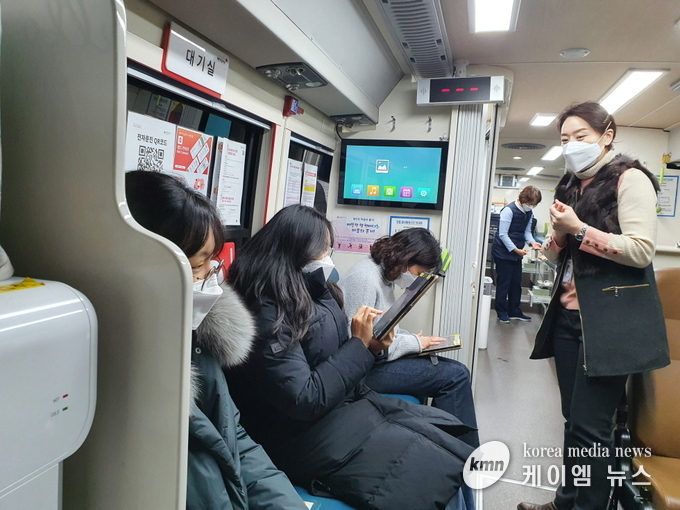 화성시문화재단 노사(임직원) 헌혈을 하기 위해 기다리고 있다.