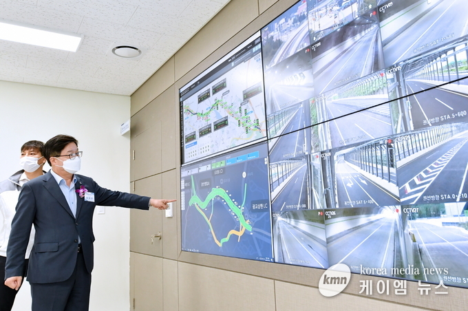 염태영 수원시장이 수원북부순환로 개통식에 앞서 모니터를 보며 개통 상황을 점검하고 있다.