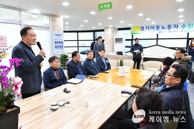 지난해 봄 팔달구 인계동에 문을 연 경기이동노동자 수원쉼터에서 간담회가 진행되고 있다.
