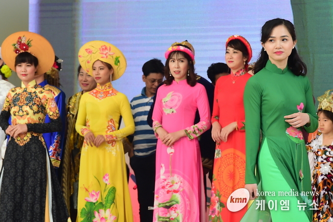 지난 2019년 5월 개최된 다문화한가족 축제에서 전통복장 패션쇼가 진행되고 있다.