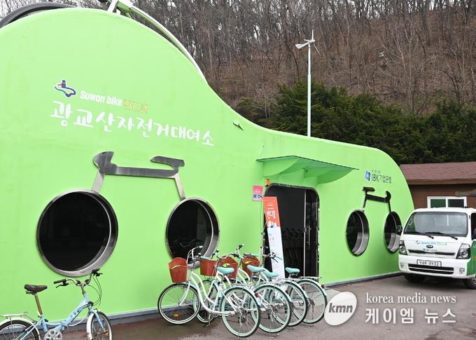 광교산 입구에 위치한 자전거대여소.