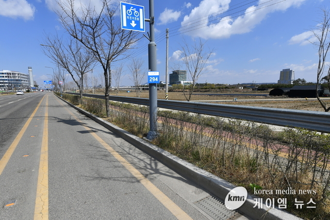 수원시 권선구 서수원로를 따라 곧게 뻗은 자전거전용차로.