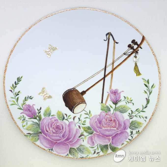 꽃 속에 핀 해금 - 김미경作
