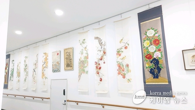 태안도서관 갤러리에서 전시 중인 한국전통민화 작품