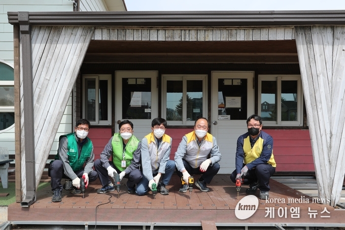 남석열 동해바이오발전본부장을 비롯한 동서발전 임직원이 봉사활동 후 기념촬영을 하고있다.