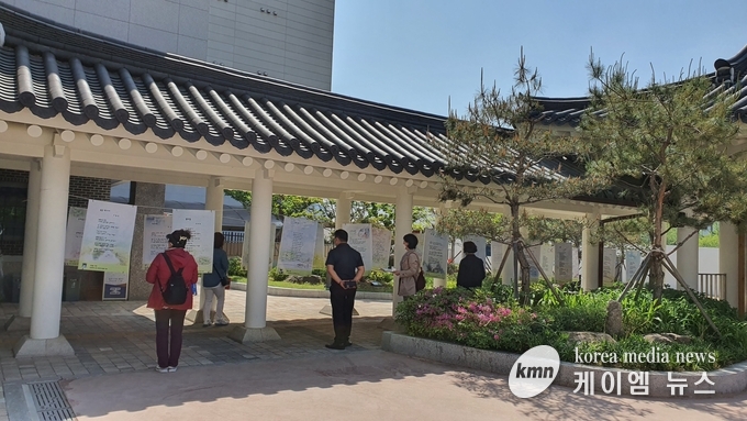 코로나19 블루해소를 위해 시화70점을 야외전시장에서 주민들이 함께하고있다.