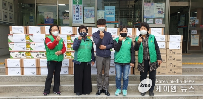 동부동 새마을부녀회가 4일 관내 경로당을 이용하는 어르신들을 위해 560인분의 떡, 과일 등을 준비해 각 가정에서 드실 수 있도록 배달했다
