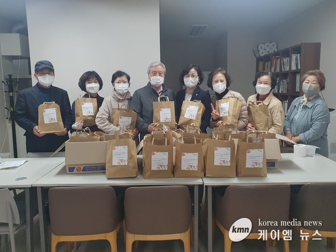 상현2동 부녀회가 4일 제49회 어버이날을 맞아 관내 경로당에 다과를 전달했다.