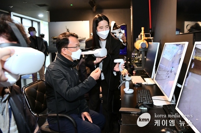 조청식 제1부시장이 ㈜프론티스의 제품을 살펴보고 있다.