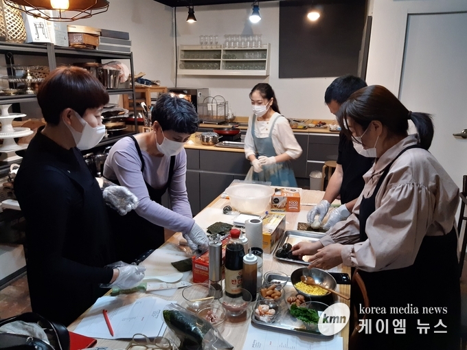 장촌마을 팀이 지역 농특산물을 이용해 개발한 '한입쌈밥도시락'을 선보이고 있다.