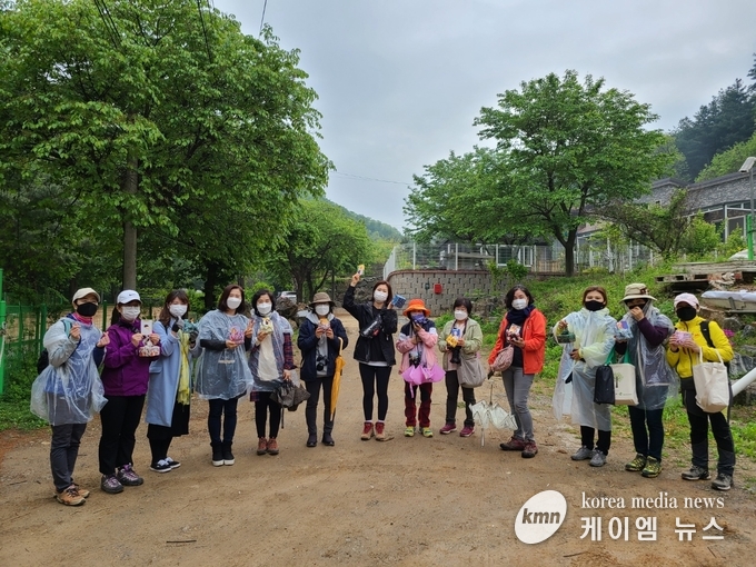 길섶 팀이 시범 운영한 '미션 林파서블' 코스의 참가자들이 기념촬영을 하고 있다.