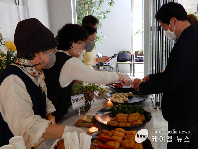 공유농업 팀이 지역 농특산물을 이용한 피크닉 도시락 개발에 열을 올리고 있다