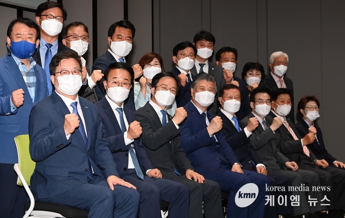 염태영 수원시장이 토론회에서 기념 촬영을 하고 있다.