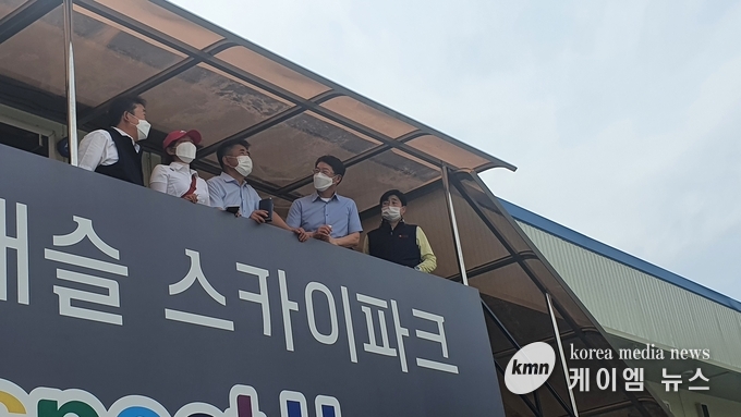 성길용 시의원과 오산환경운동연합 신춘희사무국장이 함께 원동 공동주택 현장을 방문하고있다.
