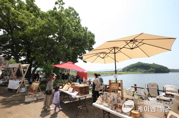 용인시 처인구 원삼면 용담호수에서 열린 '제2회 용담호수뚝마켓' 모습