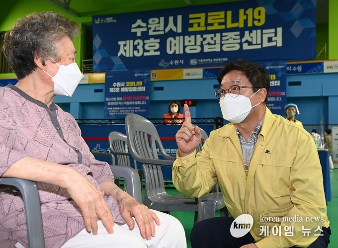 염태영 시장이 수원 3호 예방접종센터를 찾은 어르신과 이야기를 나누고 있다.