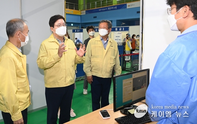 염태영 시장이 예방접종센터 관계자들과 이야기를 나누고 있다.