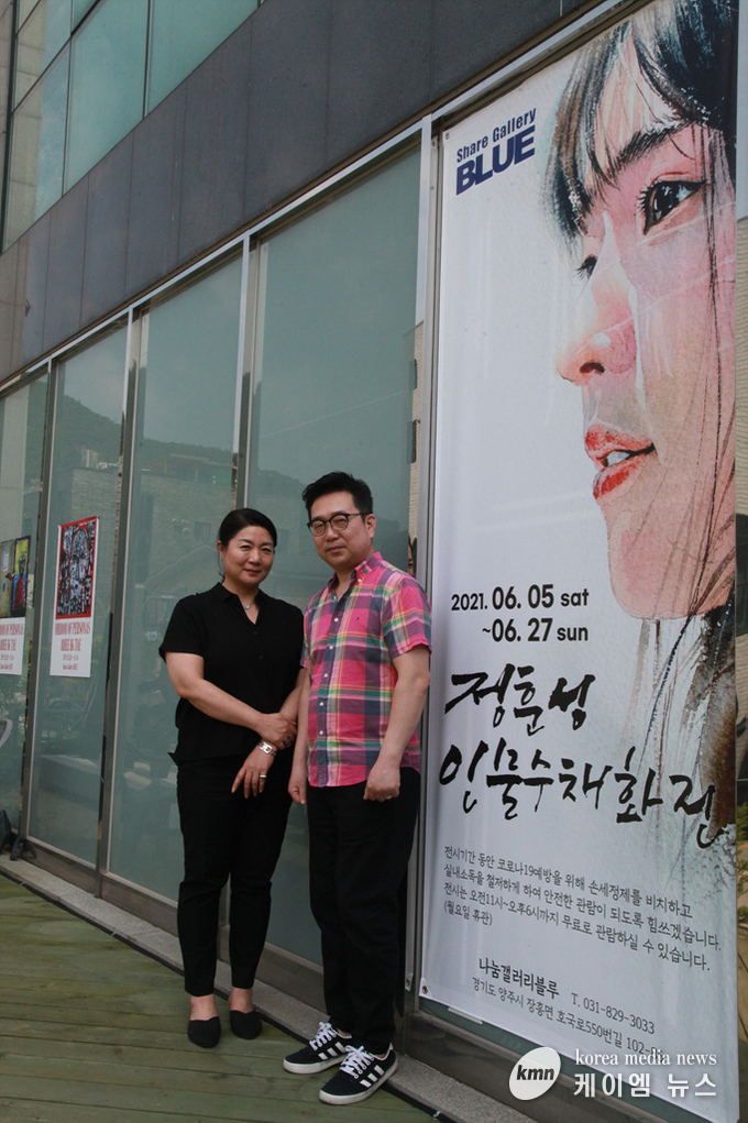 좌측부터 박선미나눔갤러리블루관장, 정훈성 작가