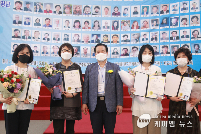 (사)대한민국아카데미미술협회 박외수 이사장 지도사자격증을 수여하고 있다.