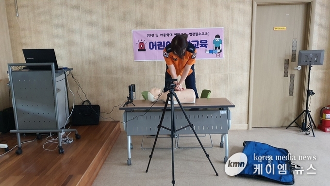 기초응급처치 역량강화를 위해 비대면으로 심폐소생술 및 응급처치술 실습 시범 사진