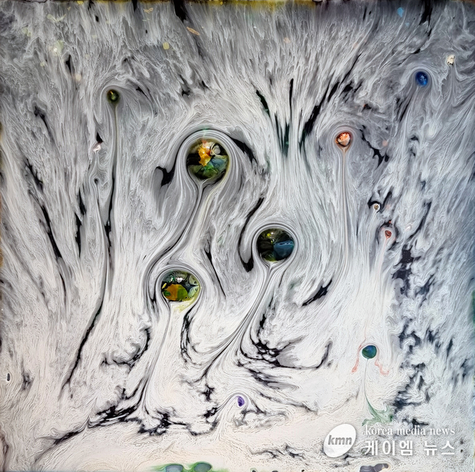 최소리_소리를 본다(움틈)_51x51cm_알루미늄에 혼합재료_2020