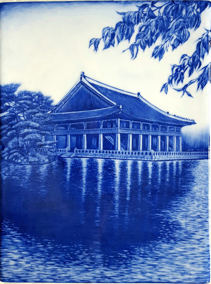 7.최원선_경회루 측면_310x410mm_백자도판1240℃ 산화소성_2021.