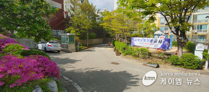 기후에너지과-성남시 수정구 단대동 단대진로아파트측이 단지 입구에 지난 4월 지역난방 전환공사 경축 현수막을 내걸었다