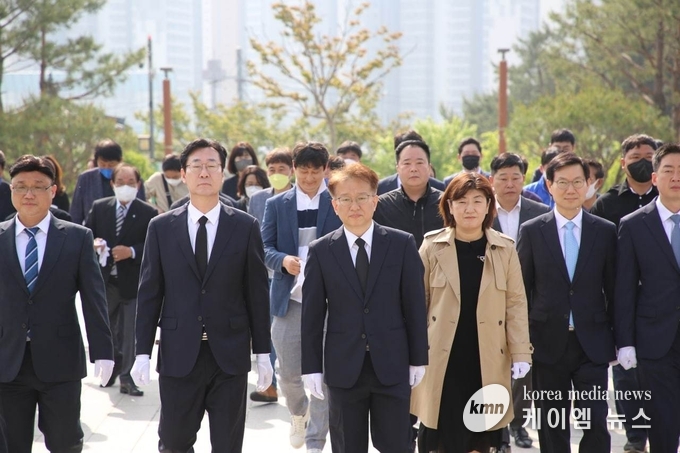 권칠승 국회의원(前 중소벤처기업부 장관, 더불어민주당 화성병 지역위원장)이 금일(13일) 화성시 송산동 현충탑 추모 일정을 시작으로 지방선거 후보자 점검 회의를 주재하는 등 본격적인 선거 준비에 돌입했다.