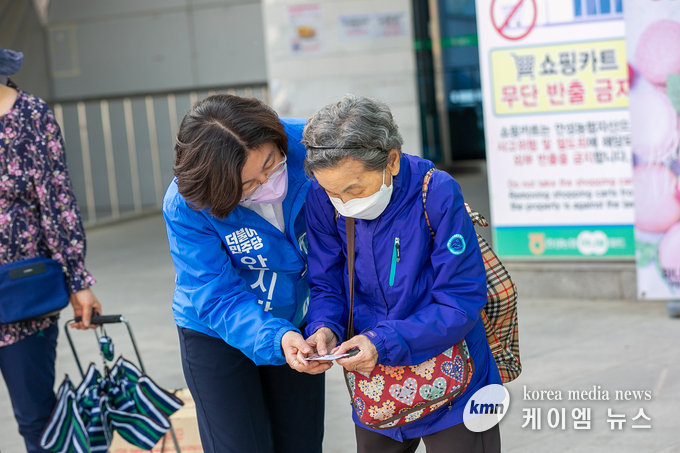 김보라 더불어민주당 안성시장 후보가 어르신과 함께 하고있다.