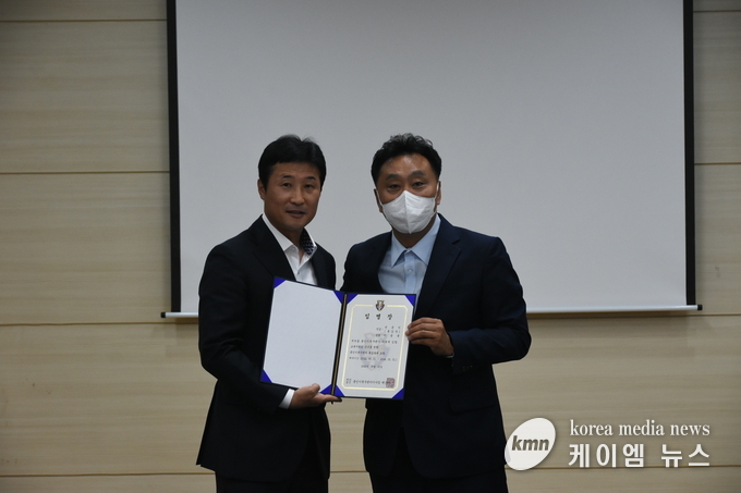 용인시축구센터 총감독에 2002년 한일월드컵 4강 신화의 주역인 전 축구 국가대표 이을용 선수가 취임했다.<사진/용인시청제공>